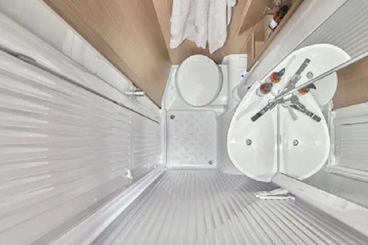 carado i338 integrated motorhome_Bathroom